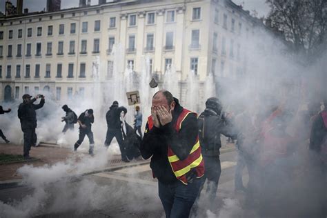 france riots retirement age strike